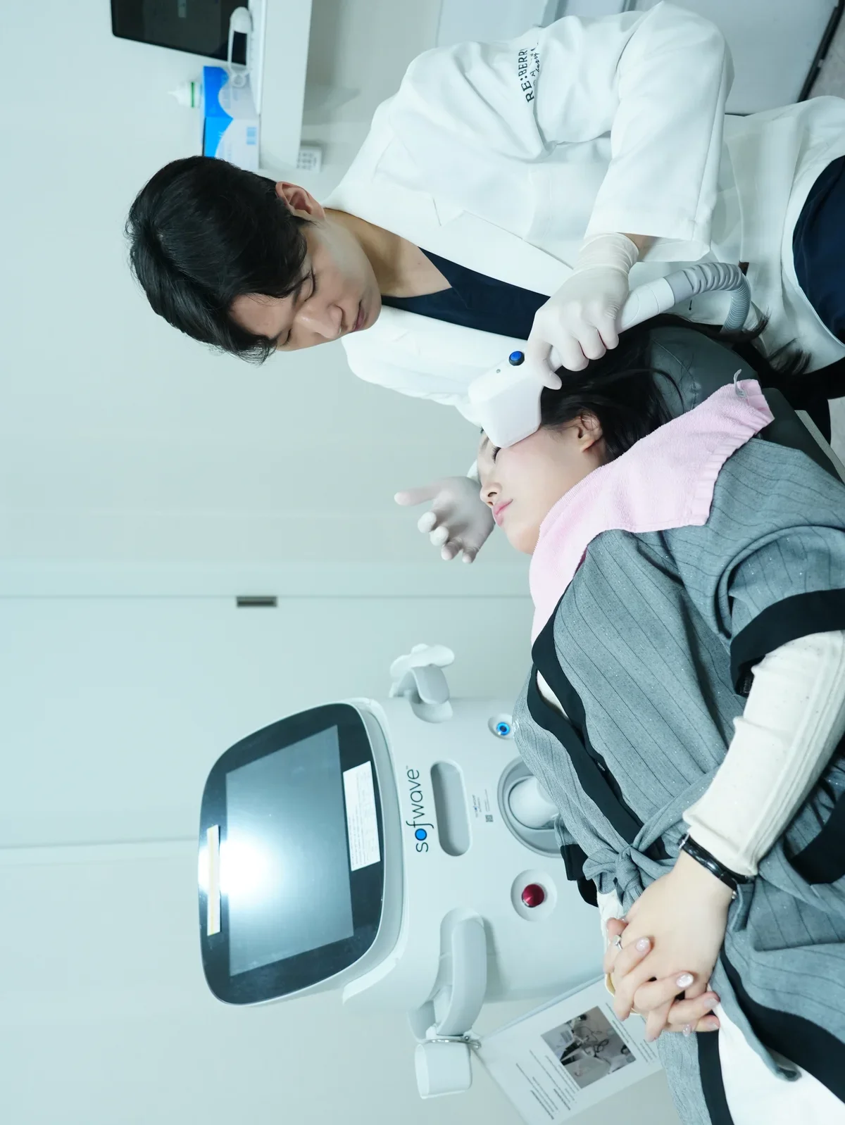 Laser toning treatment being performed on Day 2 of skin treatment itinerary at RE:BERRY